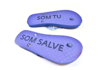 Gravírovanie laserom logo Som tu na plážové šľapky Gravirovanie laserom logo Som tu na plazove slapky