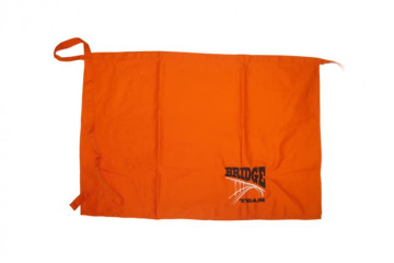 Vysivka logo Bridge na zasteru