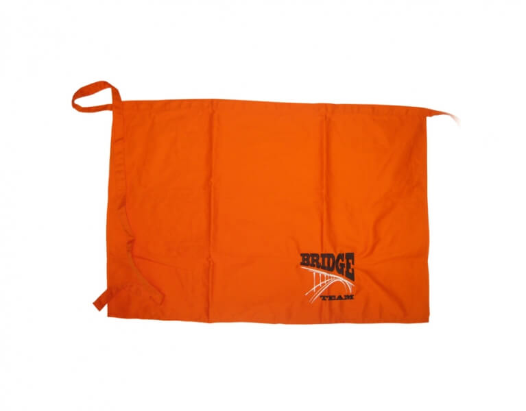 Vysivka logo Bridge na zasteru