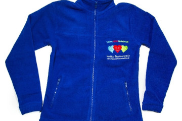 Vysivka logo Nadace stastne srdce na fleece bundu