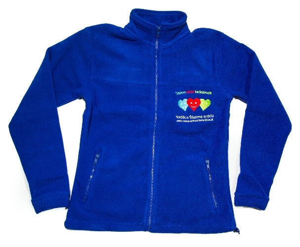 Vysivka logo Nadace stastne srdce na fleece bundu