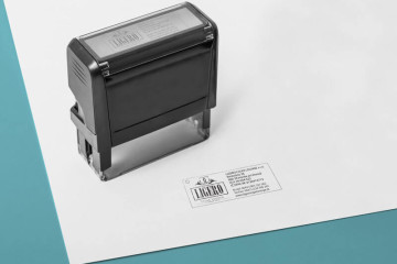 razítko s názvem firmy a logem