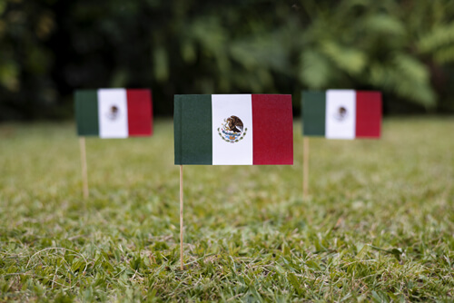 Mexická mini vlajka s drevenou rúčkou.