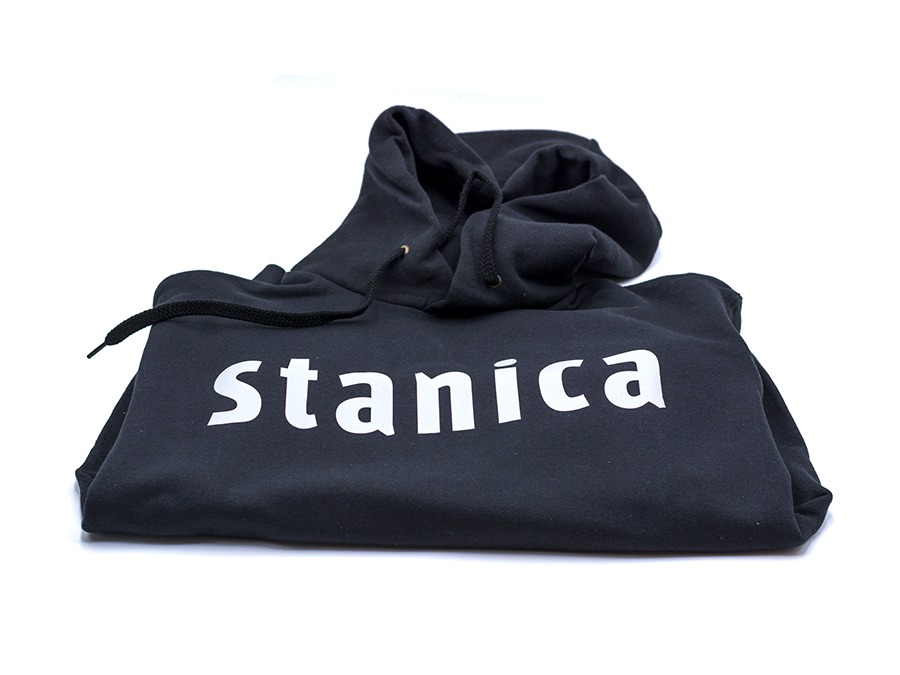 Mikina s nápisom stanica