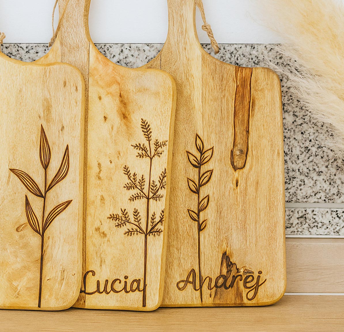 desky s grav&iacute;rov&aacute;n&iacute;m